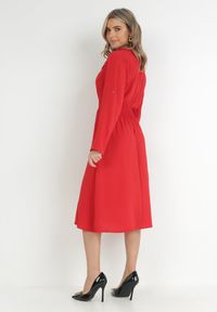 Born2be - Czerwona Sukienka Koszulowa z Marszczoną Gumką w Talii Emonia. Kolor: czerwony. Długość rękawa: długi rękaw. Typ sukienki: koszulowe. Długość: midi #5