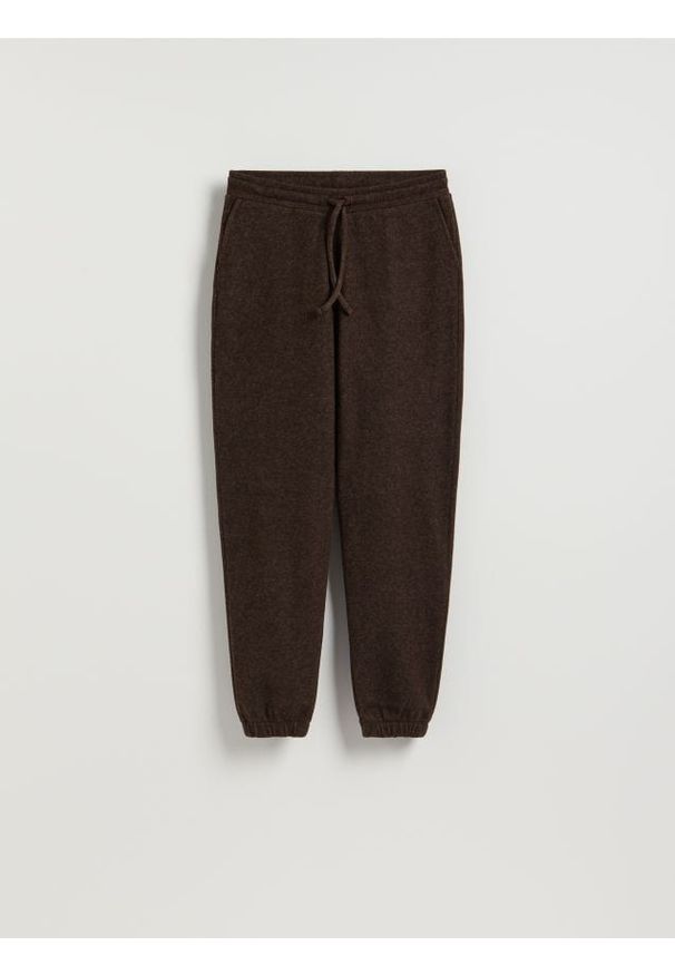 Reserved - Dzianinowe spodnie - ciemnobrązowy. Kolor: brązowy. Materiał: dzianina