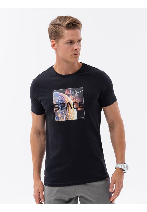 Ombre Clothing - T-shirt męski bawełniany z nadrukiem kosmosu - czarny V1 S1755 - XL. Kolor: czarny. Materiał: bawełna. Długość rękawa: krótki rękaw. Długość: krótkie. Wzór: nadruk. Styl: klasyczny