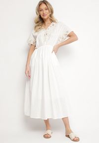Born2be - Biała Bawełniana Sukienka w Stylu Rustykalnym z Kieszeniami Orriviane. Okazja: na spotkanie biznesowe, na co dzień, do pracy, na spacer. Typ kołnierza: dekolt w kształcie V. Kolor: biały. Materiał: bawełna. Wzór: aplikacja, haft. Typ sukienki: proste. Styl: biznesowy, casual #1