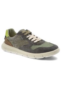 Zielone Sneakersy Jeep Modne Obuwie Męskie. Okazja: na co dzień. Kolor: zielony. Materiał: zamsz, materiał. Szerokość cholewki: normalna. Wzór: moro. Sport: bieganie