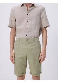Reserved - Szorty chino slim - oliwkowy. Kolor: oliwkowy. Materiał: tkanina, bawełna