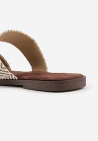 Born2be - Brązowe Płaskie Klapki Zdobione Owalną Aplikacją i Wzorem w Jodełkę Phalose. Okazja: do pracy, na co dzień, na spacer. Kolor: brązowy. Materiał: zamsz, len, satyna. Wzór: jodełka, aplikacja. Sezon: lato. Styl: klasyczny, casual #6