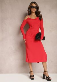 Renee - Czerwona Sukienka Open Shoulder Ozdobiona Biżuteryjną Klamrą i Drapowaniem Velvia. Okazja: na imprezę, na wesele, na ślub cywilny. Kolor: czerwony. Wzór: aplikacja. Styl: elegancki #5