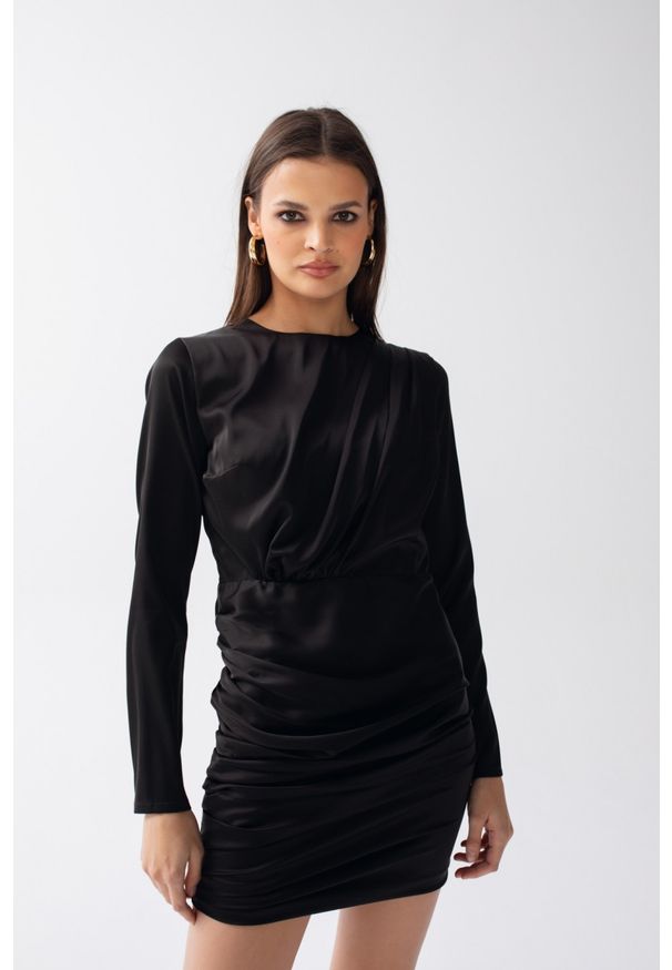 Marsala - Sukienka z drapowaniem w kolorze czarnym - CAVITE. Okazja: na imprezę. Kolor: czarny. Materiał: wiskoza. Długość rękawa: długi rękaw. Typ sukienki: proste. Długość: mini