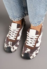 Born2be - Brązowo-Białe Sneakersy Ozdobione Geometrycznym Motywem Ardetia. Okazja: na co dzień. Kolor: brązowy. Materiał: jeans. Wzór: aplikacja, geometria #4