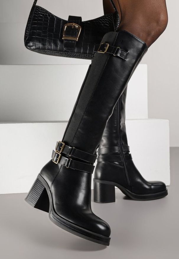 Born2be - Czarne Kozaki na Słupku Zdobione Paskami z Klamrami i Elastyczną Wstawką Unelisa. Okazja: do pracy, na co dzień, na spotkanie biznesowe. Zapięcie: klamry. Kolor: czarny. Materiał: jeans. Wzór: aplikacja. Obcas: na słupku. Styl: casual, elegancki, biznesowy. Wysokość obcasa: średni