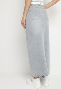 Born2be - Jasnoniebieska Ołówkowa Spódnica Jeansowa z Rozcięciem z Przodu Limirea. Okazja: na co dzień. Kolor: niebieski. Materiał: jeans. Styl: casual #7