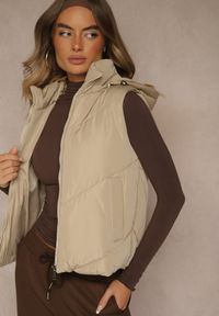 Renee - Ciemnobeżowa Pikowana Kamizelka Casual z Kapturem Olanissa. Okazja: na co dzień. Typ kołnierza: kaptur. Kolor: beżowy. Materiał: poliester. Styl: casual #2