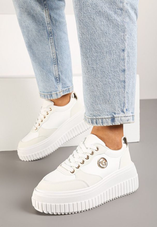 Renee - Białe Sneakersy Vices na Platformie z Tłoczeniem Ozdobione Metaliczną Aplikacją Eriri. Kolor: biały. Materiał: jeans. Szerokość cholewki: normalna. Wzór: aplikacja. Obcas: na platformie