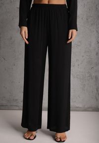 Renee - Czarny Komplet z Wiskozy Spodnie Szerokie i Koszula z Ozdobnym Materiałem Airial. Kolor: czarny. Materiał: wiskoza, materiał #2