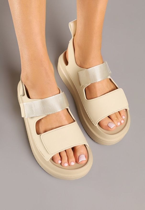 Born2be - Beżowe Sandały na Grubej Podeszwie z Dwoma Paskami Taloiti. Okazja: na co dzień. Zapięcie: pasek. Kolor: beżowy. Materiał: jeans. Wzór: paski. Styl: klasyczny, casual