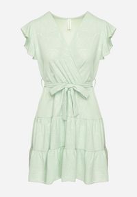 Born2be - Jasnozielona Kopertowa Sukienka Ozdobiona Falbanami i Paskiem Liliessa. Okazja: na co dzień. Typ kołnierza: dekolt w kształcie V. Kolor: zielony. Wzór: aplikacja. Typ sukienki: kopertowe. Styl: elegancki, casual, klasyczny #3