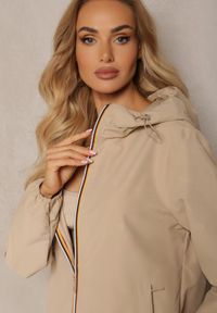 Renee - Beżowa Kurtka Długa Wiatrówka z Nieodpinanym Kapturem Liodesa. Okazja: na co dzień. Kolor: beżowy. Materiał: jeans. Długość rękawa: długi rękaw. Długość: długie. Styl: sportowy, elegancki, casual #4