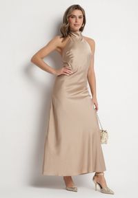 Born2be - Beżowa Satynowa Sukienka Koktajlowa z Dekoltem Halter Annela. Okazja: na co dzień, na imprezę. Typ kołnierza: dekolt halter. Kolor: beżowy. Materiał: satyna. Długość rękawa: bez rękawów. Sezon: lato. Styl: wizytowy #5
