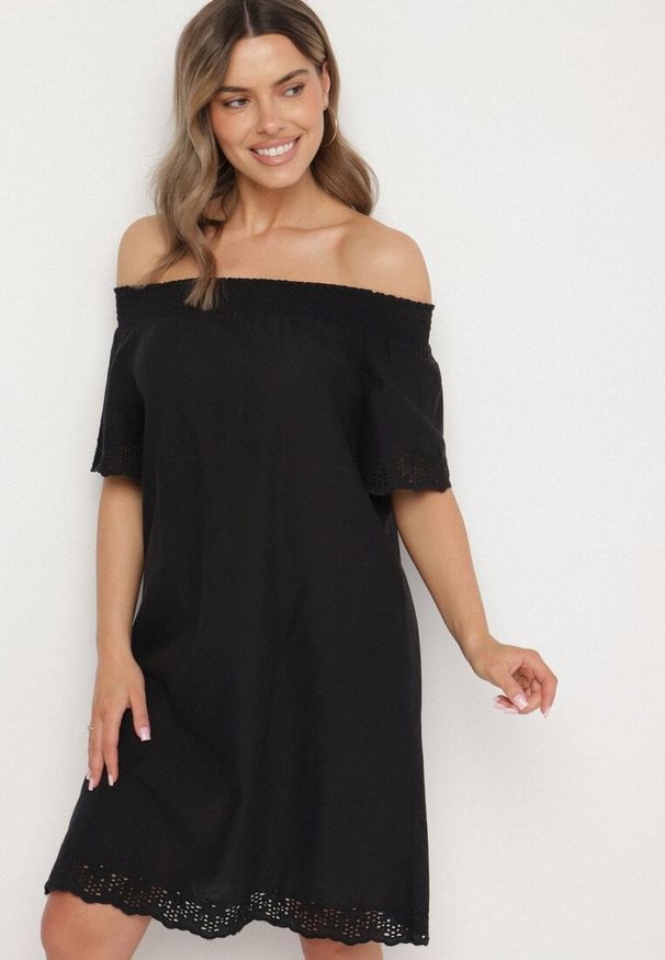 Born2be - Czarna Bawełniana Sukienka Hiszpanka z Ażurowymi Zdobieniami Filissa. Okazja: na co dzień. Typ kołnierza: dekolt hiszpanka. Kolor: czarny. Materiał: bawełna. Długość rękawa: krótki rękaw. Wzór: ażurowy, aplikacja. Typ sukienki: rozkloszowane, z odkrytymi ramionami. Styl: casual