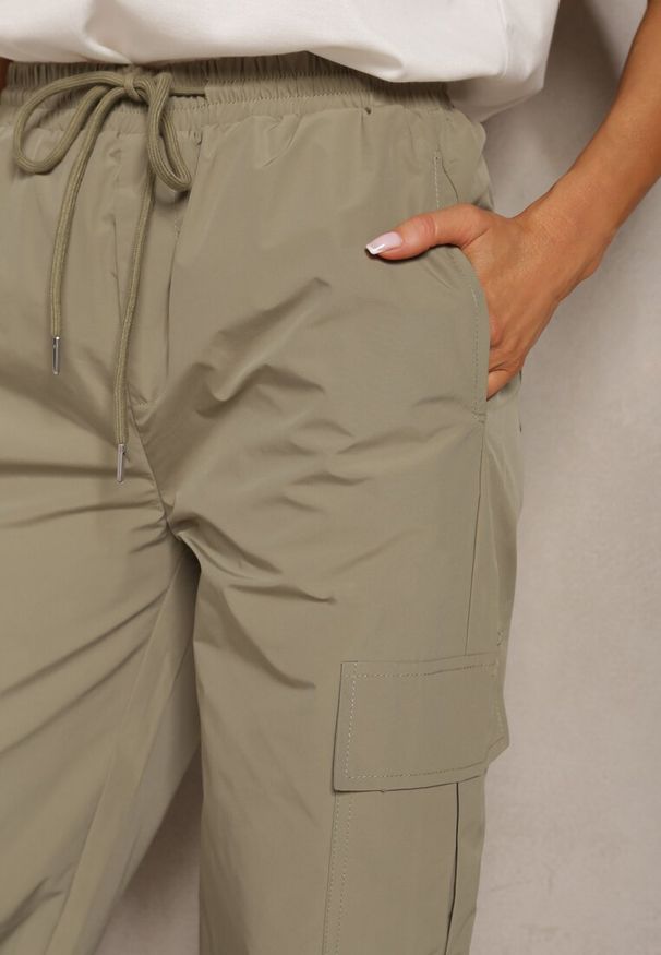 Renee - Zielone Bojówki Spodnie z Gumką w Pasie z Szerokimi Nogawkami ze Ściągaczami Nellava. Okazja: na co dzień. Kolor: zielony. Styl: elegancki, casual