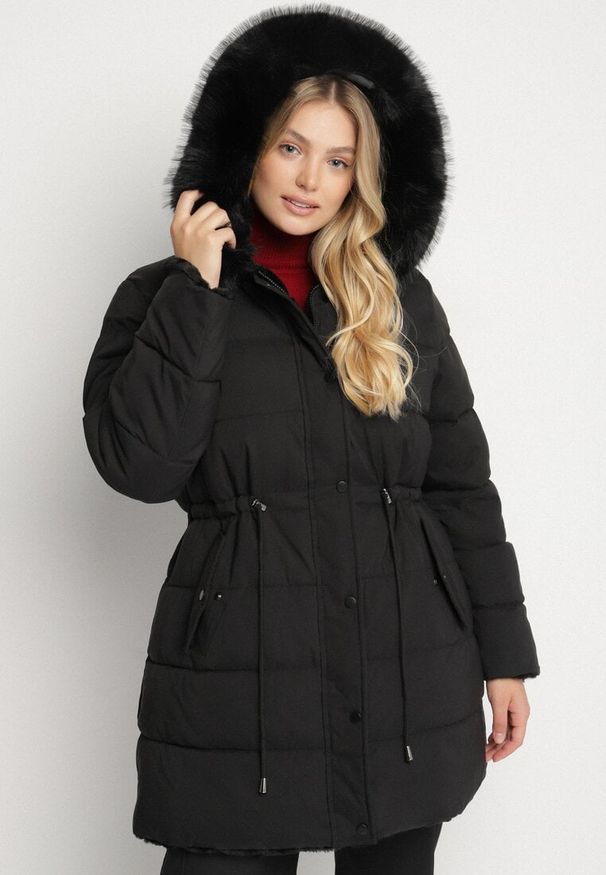 Born2be - Czarna Dwustronna Kurtka Futerko z Kapturem i Pikowaniem Falerina. Okazja: na spacer, do pracy. Typ kołnierza: kaptur. Kolekcja: plus size. Kolor: czarny. Materiał: futro. Wzór: gładki