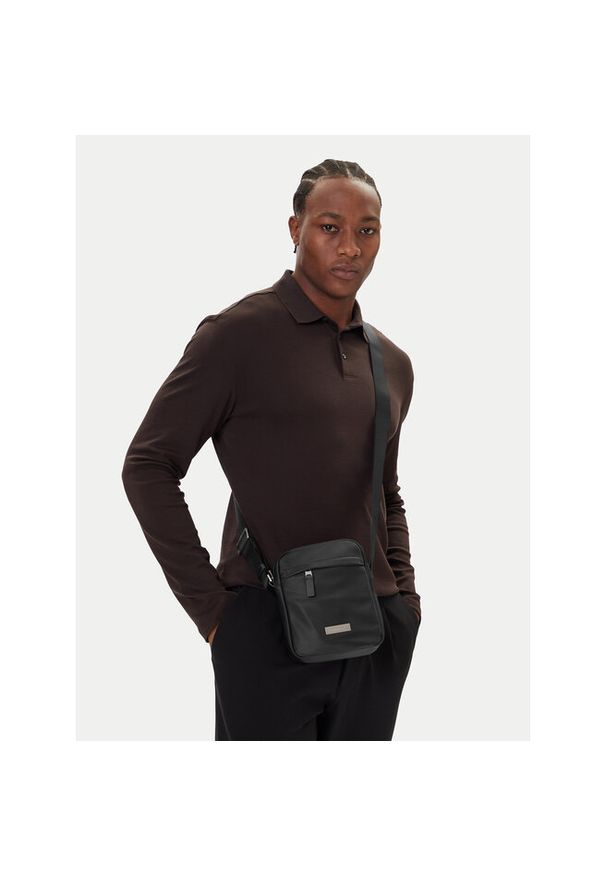 Saszetka Calvin Klein. Kolor: czarny