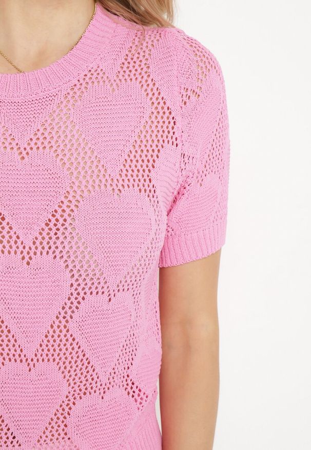 Born2be - Różowa Bluzka z Krótkim Rękawem i Ażurowym Wzorem w Serca Berin. Kolor: różowy. Długość rękawa: krótki rękaw. Długość: krótkie. Wzór: ażurowy