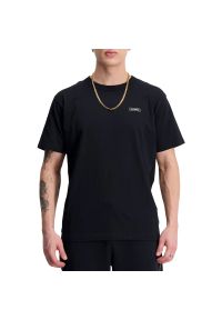 Koszulka New Balance MT33517BK - czarna. Kolor: czarny. Materiał: bawełna. Długość rękawa: krótki rękaw. Długość: krótkie. Wzór: napisy, nadruk