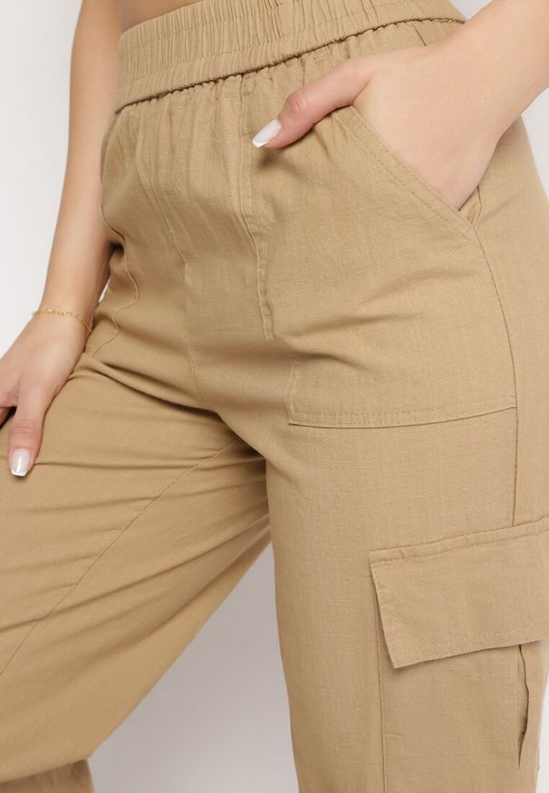 Born2be - Beżowe Bawełniane Bojówki z Naszytymi Kieszeniami i Ściągaczami Spodnie Rinea. Stan: podwyższony. Kolor: beżowy. Materiał: bawełna. Wzór: aplikacja