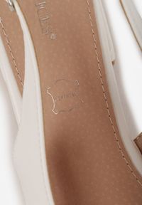 Born2be - Białe Sandały Vices ze Skórzaną Wkładką i Noskiem w Szpic Lisellia. Okazja: na spacer, na co dzień. Kolor: biały. Materiał: skóra. Wzór: kwiaty. Sezon: lato. Obcas: na obcasie. Styl: casual, elegancki, klasyczny. Wysokość obcasa: niski #4