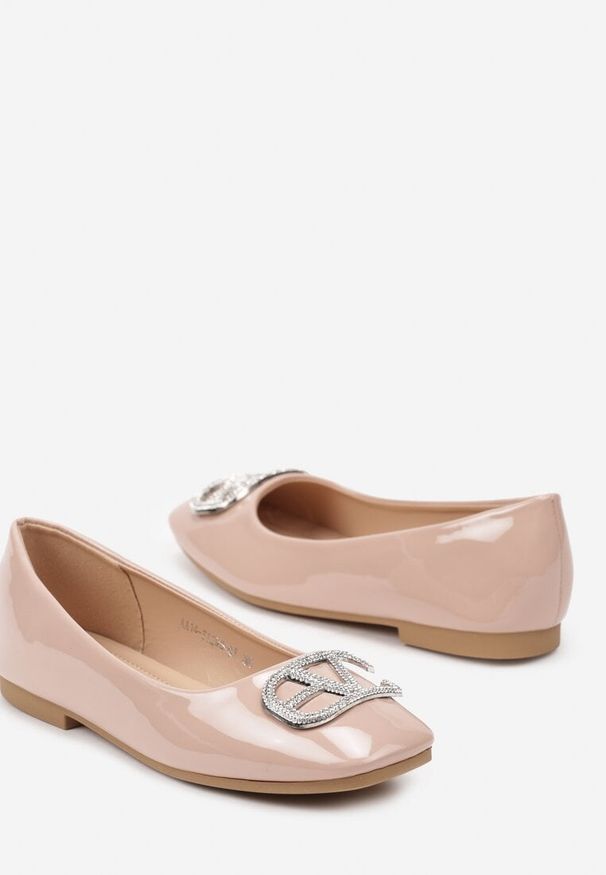 Born2be - Beżowe Płaskie Lakierowane Balerinki z Cyrkoniową Ozdobą Evelinira. Okazja: na co dzień. Kolor: beżowy. Materiał: lakier. Wzór: aplikacja. Obcas: na obcasie. Styl: casual, klasyczny, elegancki. Wysokość obcasa: niski