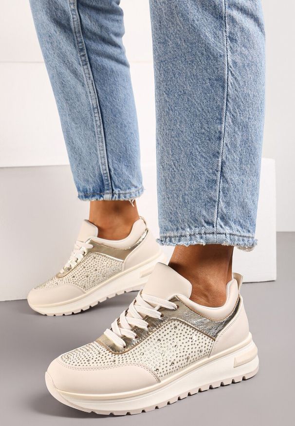 Born2be - Beżowe Sneakersy na Grubej Podeszwie z Cyrkoniami i Sznurowaniem Aptive. Okazja: na co dzień. Nosek buta: okrągły. Zapięcie: sznurówki. Kolor: beżowy