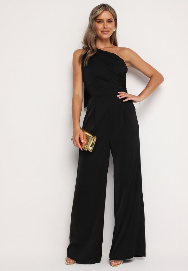 Born2be - Czarny Kombinezon Asymetryczny na Jedno Ramię z Dwoma Kieszeniami Benama. Okazja: na wesele, na imprezę, na randkę, na ślub cywilny. Kolor: czarny