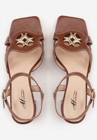 Born2be - Brązowe Sandały na Słupku z Metaliczną Ozdobą w Etnicznym Stylu Vensara. Okazja: na co dzień. Zapięcie: pasek. Kolor: brązowy. Materiał: len. Wzór: aplikacja. Sezon: lato. Obcas: na słupku. Styl: casual, elegancki #5