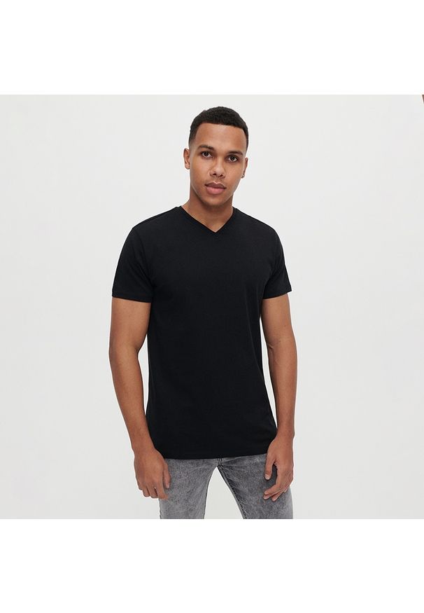 House - Czarna koszulka z dekoltem w serek basic - Czarny. Typ kołnierza: dekolt w serek. Kolor: czarny