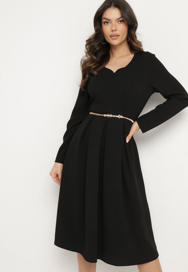 Born2be - Czarna Rozkloszowana Sukienka Wieczorowa ze Szpiczastym Dekoltem Temithiel. Okazja: na co dzień. Kolor: czarny. Materiał: jeans. Wzór: aplikacja. Typ sukienki: proste. Styl: wizytowy