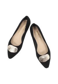 Czółenka damskie S.Barski, ze skóry naturalnej zamszowej ozdobna klamra niski obcas elegancki styl, czarne, MR61-9027. Okazja: na spotkanie biznesowe. Zapięcie: klamry. Kolor: czarny. Szerokość cholewki: normalna. Wzór: aplikacja. Materiał: zamsz, skóra. Obcas: na obcasie. Styl: elegancki. Wysokość obcasa: niski #6