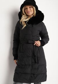 Born2be - Czarna Pikowana Kurtka z Wiązanym Paskiem i Kapturem z Futerkiem Veratta. Okazja: na co dzień. Kolor: czarny. Materiał: futro. Styl: casual, elegancki #1