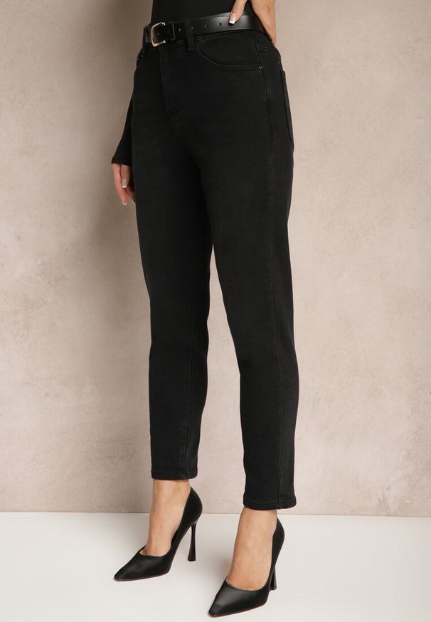 Renee - Czarne Jeansy Mom Fit High Waist z Dołączonym Paskiem z Klamrą Senawyn. Okazja: na co dzień. Stan: podwyższony. Kolor: czarny. Styl: klasyczny, elegancki, casual