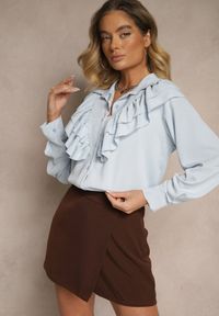 Renee - Jasnoniebieska Koszula Ozdobiona Falbaną Kornella. Okazja: na co dzień. Typ kołnierza: kołnierzyk klasyczny. Kolor: niebieski. Materiał: jeans. Wzór: aplikacja. Styl: klasyczny, casual, elegancki
