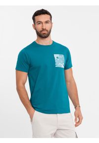 Ombre Clothing - Bawełniany męski t-shirt z printowaną kieszonką – turkusowy V1. Okazja: na co dzień. Kolor: turkusowy. Materiał: bawełna. Długość: krótkie. Wzór: aplikacja. Styl: klasyczny, casual