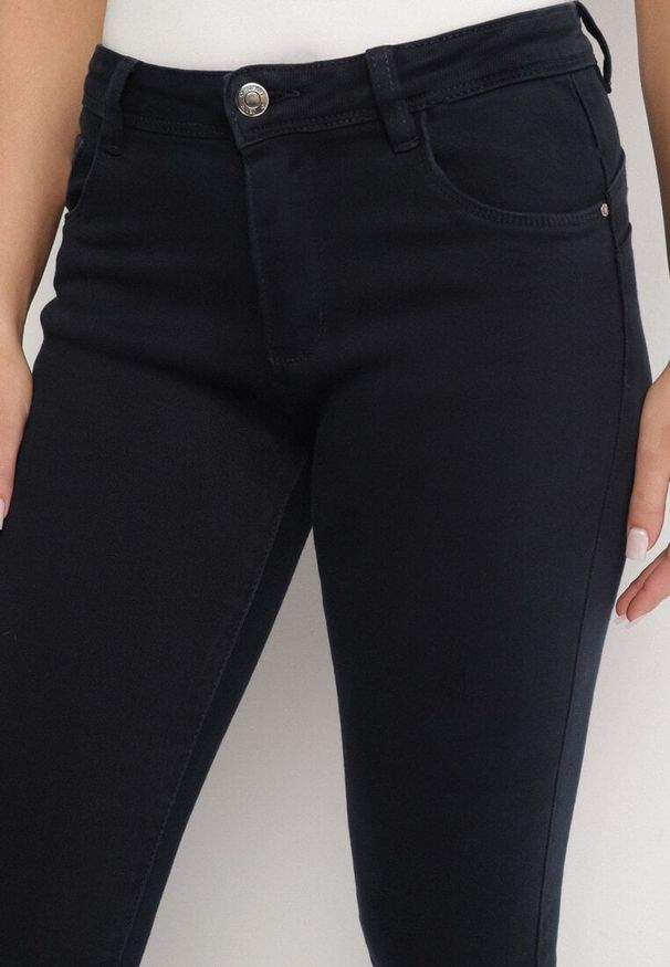 Born2be - Granatowe Jeansy o Dopasowanym Kroju z Przetarciami u Dołu Sonariea. Okazja: na co dzień. Kolor: niebieski. Wzór: aplikacja. Styl: elegancki, casual