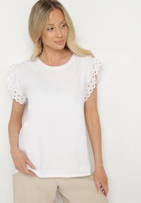 Born2be - Biała Bluzka z Bawełny z Ażurowymi Falbankami Zamiast Rękawów Vodelia. Typ kołnierza: kołnierz z falbankami. Kolor: biały. Materiał: bawełna. Wzór: ażurowy #7