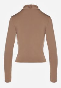 Renee - Jasnobrązowa Bluzka z Marszczeniem Przy Zabudowanym Dekolcie Nivana. Okazja: na co dzień. Kolor: brązowy. Materiał: wiskoza, jeans. Styl: casual, elegancki, klasyczny #2