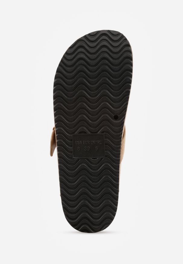 Renee - Ciemnobeżowe Klapki Ozdobione Klamrą na Pasku Zelevelis. Okazja: na co dzień. Kolor: beżowy. Materiał: jeans. Wzór: aplikacja. Obcas: na obcasie. Styl: casual, elegancki. Wysokość obcasa: niski