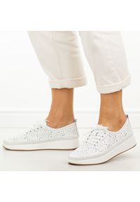 Białe skórzane ażurowe półbuty damskie Filippo Dp4606/26. Okazja: na co dzień. Nosek buta: okrągły. Zapięcie: sznurówki. Kolor: biały. Szerokość cholewki: normalna. Wzór: ażurowy. Materiał: skóra. Sezon: wiosna, lato, jesień. Obcas: na koturnie. Styl: casual, klasyczny #1