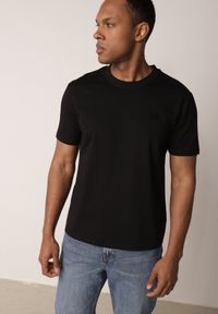 Born2be - Czarny Klasyczny T-shirt z Bawełną Zdobiony Minimalistycznym Nadrukiem Bornore. Okazja: na co dzień, do pracy. Kolor: czarny. Materiał: bawełna. Wzór: nadruk, aplikacja. Styl: klasyczny #4