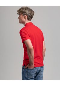 GANT - Czerwony t-shirt polo z bawełnianej piki. Typ kołnierza: polo. Kolor: czerwony. Materiał: bawełna. Wzór: aplikacja. Styl: klasyczny #2