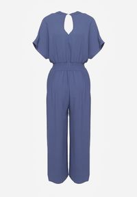 Renee - Granatowy Taliowany Kombinezon z Wiskozy Zapinany na Guziki Frisea. Kolor: niebieski. Materiał: wiskoza #6