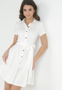 Born2be - Biała Koszulowa Sukienka Mini z Guzikami i Materiałowym Paskiem Idophira. Kolor: biały. Materiał: materiał. Typ sukienki: koszulowe. Długość: mini #5