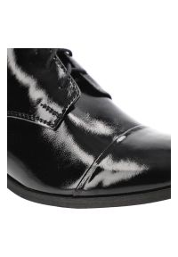 Czarne Botki Armodo Stylowe Skórzane Buty Na Obcasie. Okazja: na spacer. Kolor: czarny. Materiał: lakier, skóra. Szerokość cholewki: normalna. Obcas: na obcasie. Styl: elegancki. Wysokość obcasa: średni #5