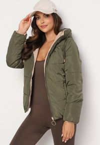 Born2be - Ciemnozielona Dwustronna Pikowana Kurtka z Kapturem Ściągana przy Rękawach Nevelas. Okazja: na co dzień, na spacer. Typ kołnierza: kaptur. Kolor: zielony. Materiał: jeans. Wzór: aplikacja. Styl: sportowy, casual, elegancki #4