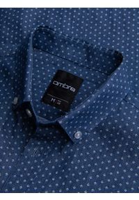 Ombre Clothing - Wzorzysta męska koszula z cienkiego jeansu z kieszonką – niebieska V2 - Rozmiar: XL. Okazja: na co dzień. Kolor: niebieski. Materiał: jeans. Wzór: gładki. Styl: klasyczny, casual #10